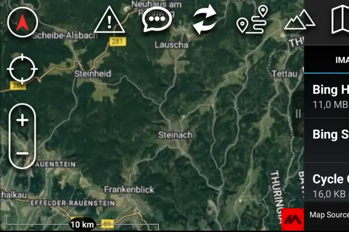 ATAK-Kartenauswahl mit offline gespeicherten Kartenquellen über einer Satellitenkarte.