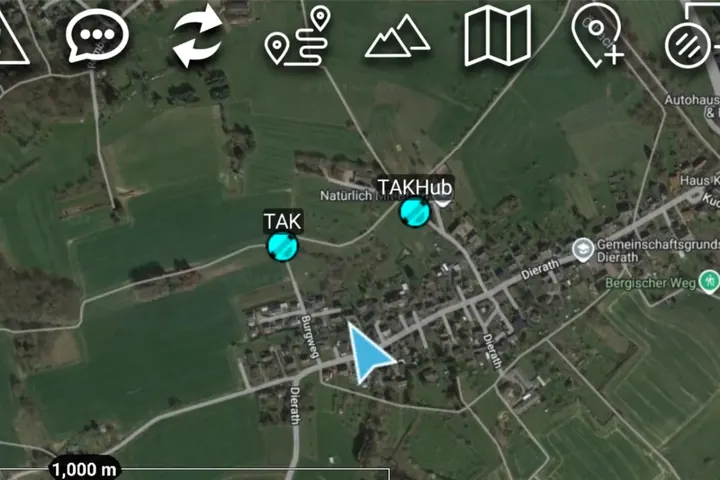 ATAK-Kartenausschnitt: zwei Teammitglieder als blaue Punkte, die eigene Position als Pfeil.