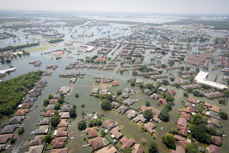 Luftaufnahme überfluteter Wohngebiete und Straßen nach Hurrikan Harvey in Texas.